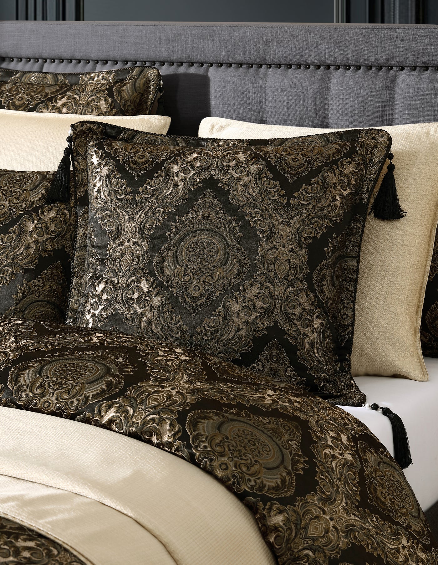 DAVINCI MONARCH BLACK QUILT COVER SET