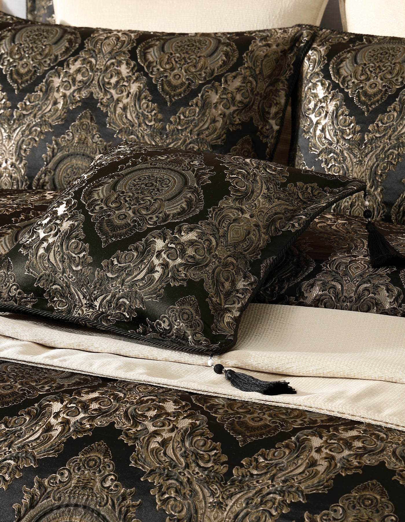 DAVINCI MONARCH BLACK QUILT COVER SET
