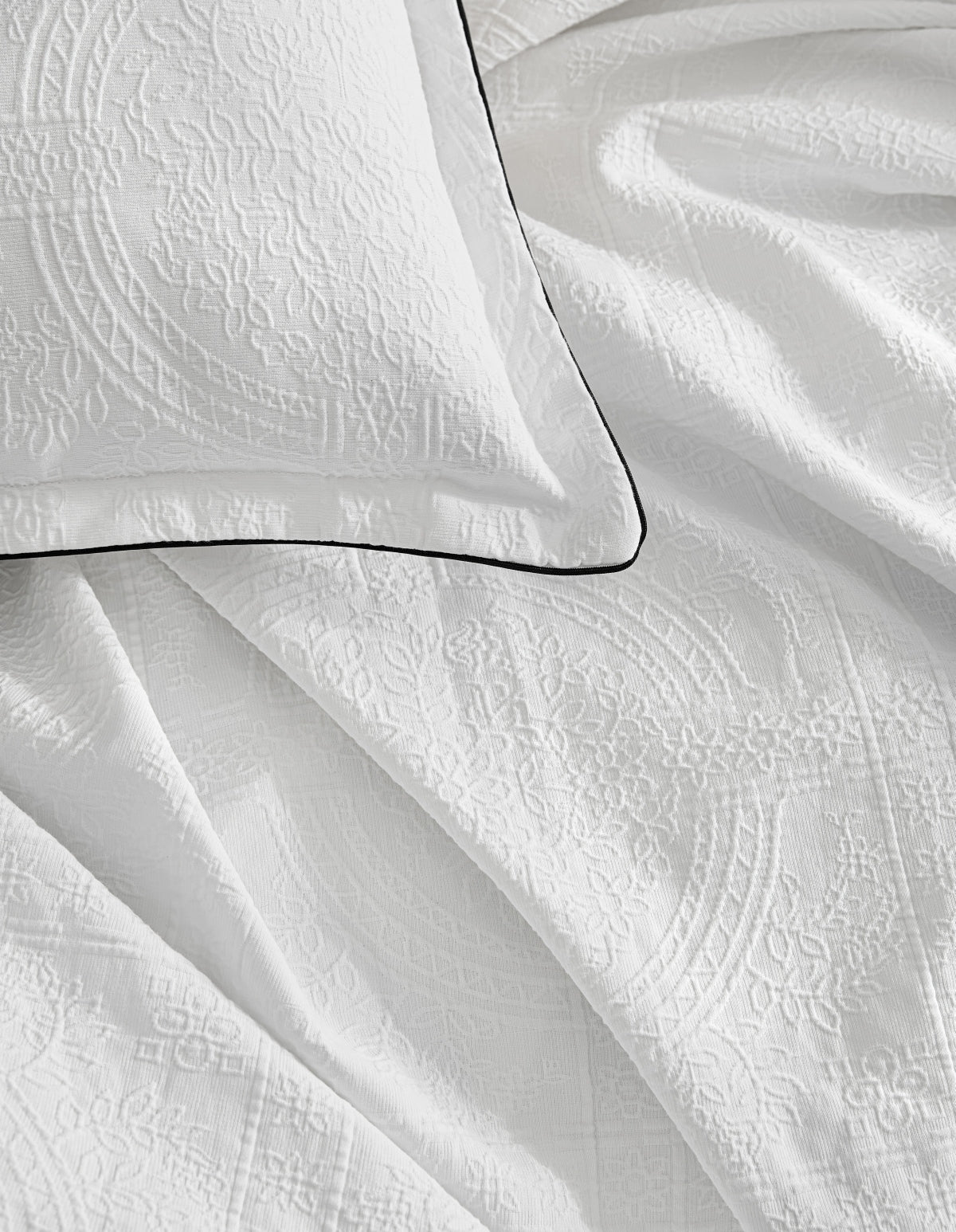 PRIVATE COLLECTION CATALINA  WHITE QUILT COVER SET