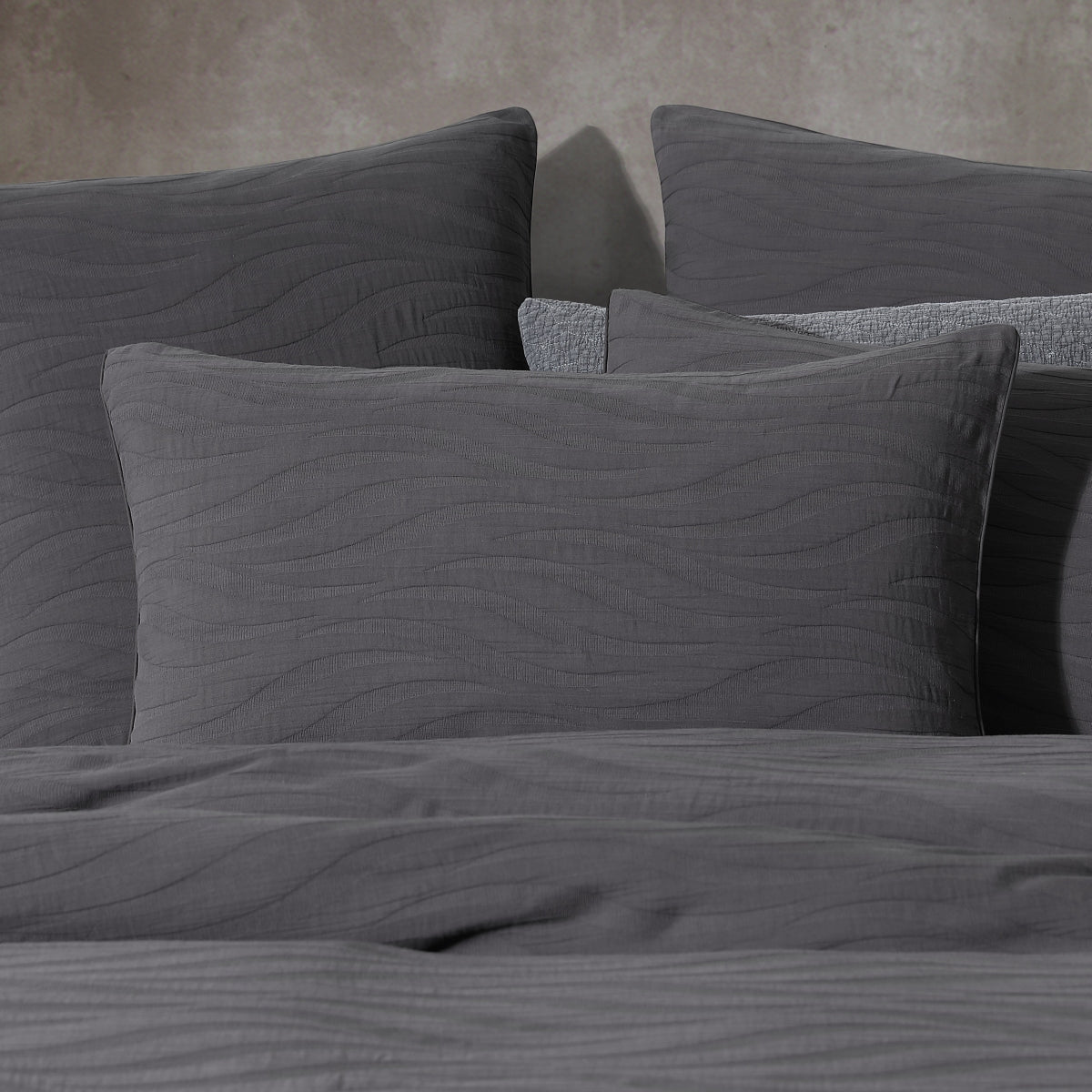 PLATINUM ARIEL CHARCOAL QUILT COVER SET